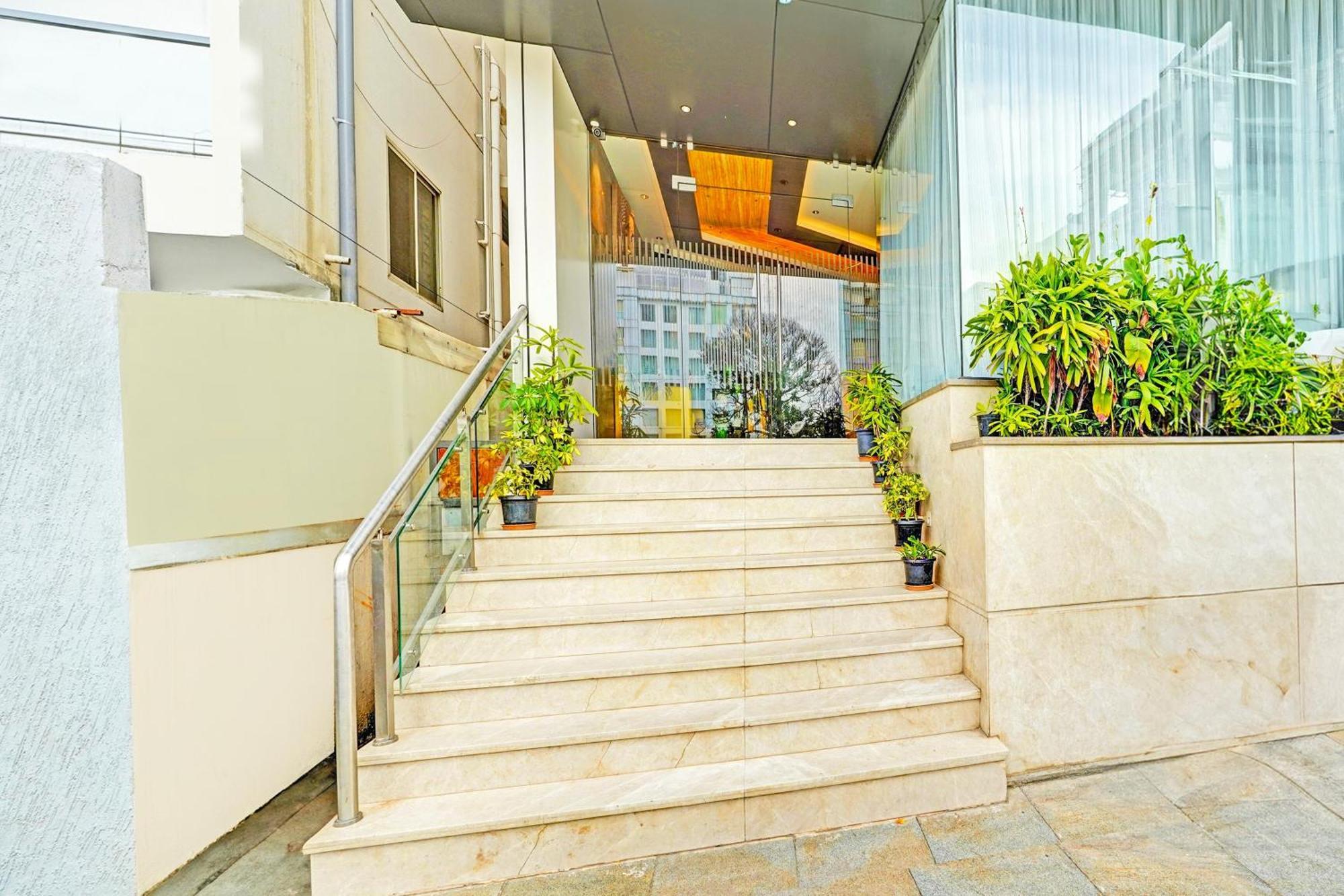 Super Townhouse Indiranagar Bangalore Exterior foto
